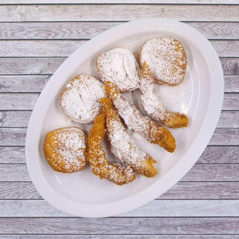 Chicken & beignets.